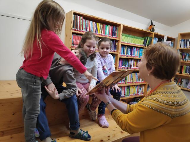 Kinder schauen sich Bücher an